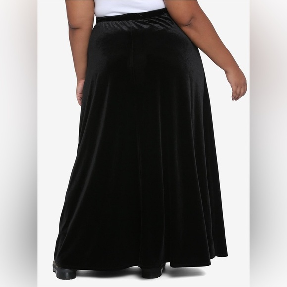 Hot Topic black velvet button front maxi skirt women’s size 2 - Picture 2 of 6